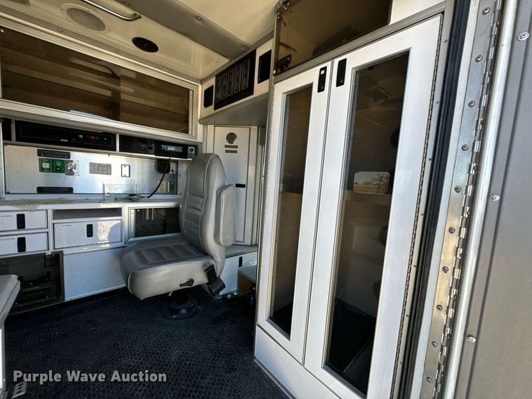 image for item EN5115 2001 Ford E450 Super Duty ambulance