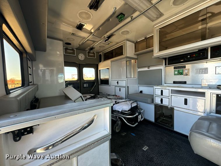 image for item EN5115 2001 Ford E450 Super Duty ambulance