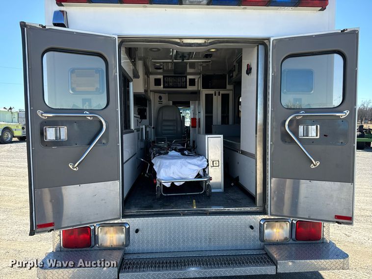 image for item EN5115 2001 Ford E450 Super Duty ambulance