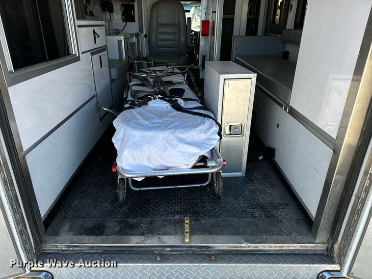 image for item EN5115 2001 Ford E450 Super Duty ambulance