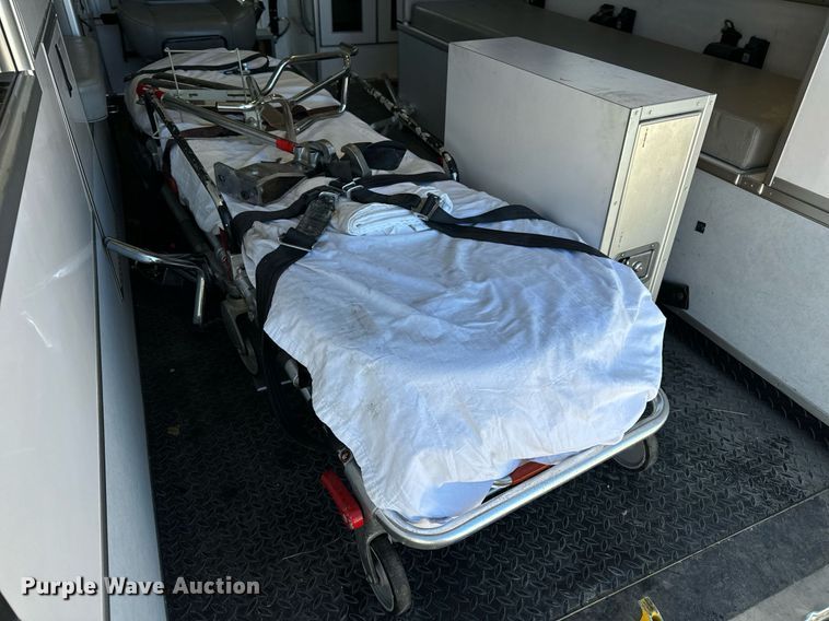 image for item EN5115 2001 Ford E450 Super Duty ambulance
