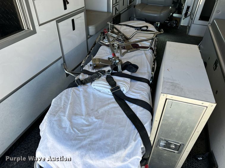 image for item EN5115 2001 Ford E450 Super Duty ambulance