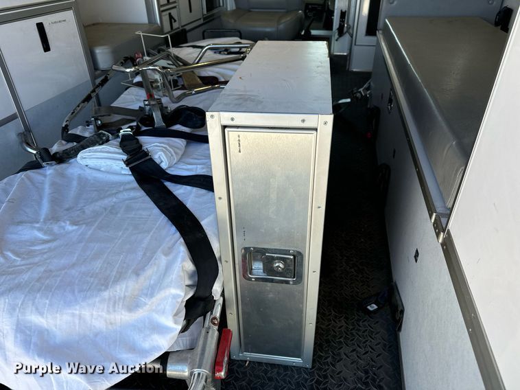 image for item EN5115 2001 Ford E450 Super Duty ambulance