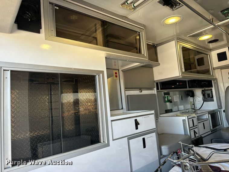 image for item EN5115 2001 Ford E450 Super Duty ambulance