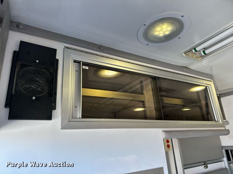 image for item EN5115 2001 Ford E450 Super Duty ambulance