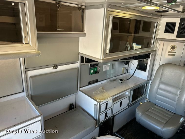 image for item EN5115 2001 Ford E450 Super Duty ambulance