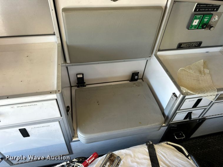 image for item EN5115 2001 Ford E450 Super Duty ambulance