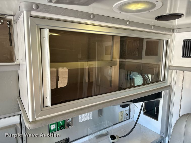 image for item EN5115 2001 Ford E450 Super Duty ambulance