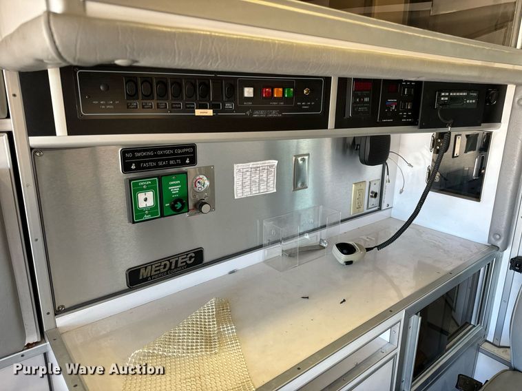 image for item EN5115 2001 Ford E450 Super Duty ambulance