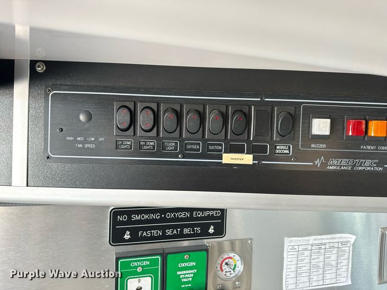 image for item EN5115 2001 Ford E450 Super Duty ambulance