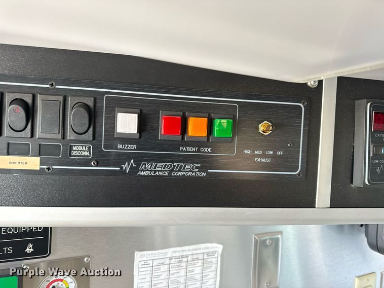 image for item EN5115 2001 Ford E450 Super Duty ambulance