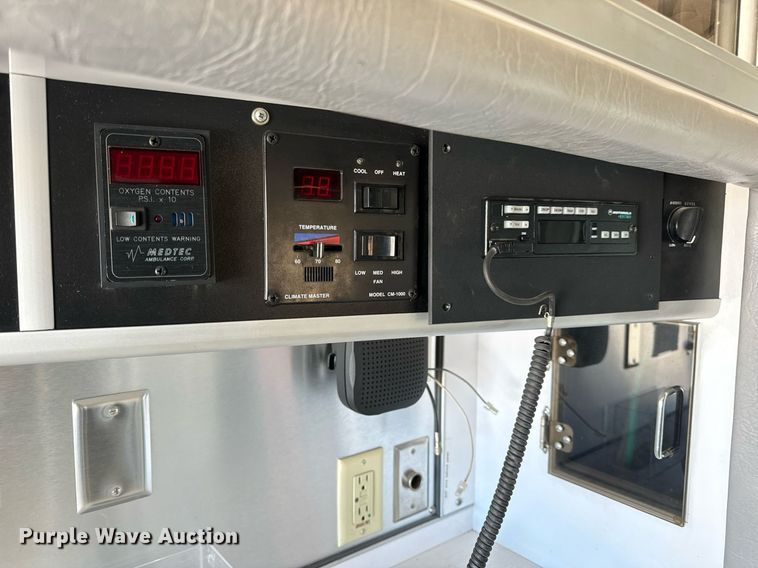 image for item EN5115 2001 Ford E450 Super Duty ambulance