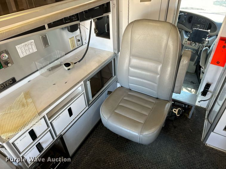 image for item EN5115 2001 Ford E450 Super Duty ambulance