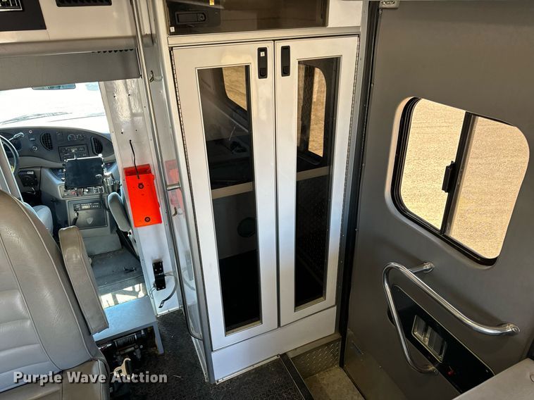 image for item EN5115 2001 Ford E450 Super Duty ambulance