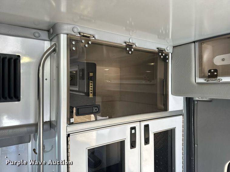 image for item EN5115 2001 Ford E450 Super Duty ambulance