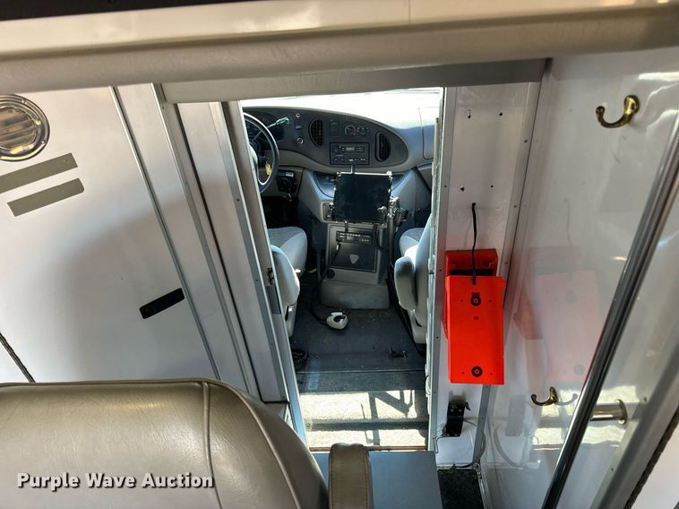image for item EN5115 2001 Ford E450 Super Duty ambulance