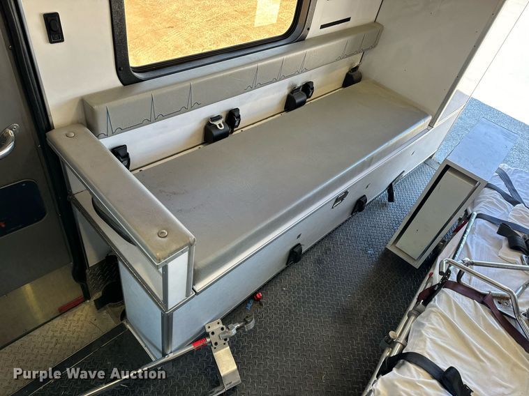 image for item EN5115 2001 Ford E450 Super Duty ambulance