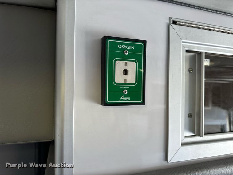 image for item EN5115 2001 Ford E450 Super Duty ambulance