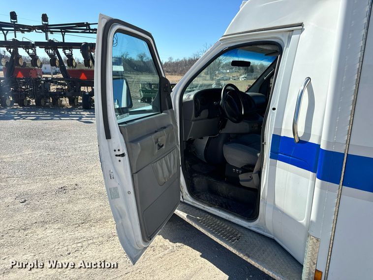 image for item EN5115 2001 Ford E450 Super Duty ambulance