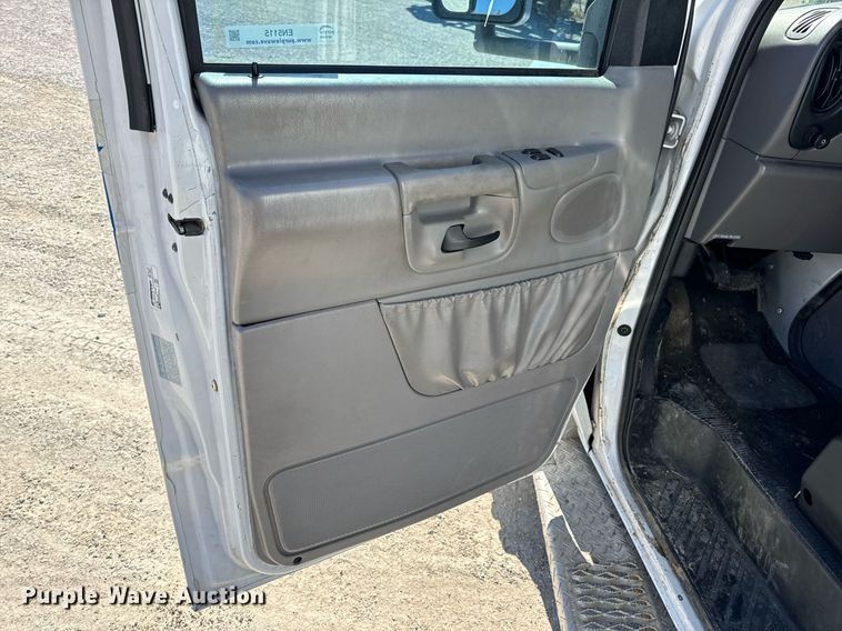 image for item EN5115 2001 Ford E450 Super Duty ambulance