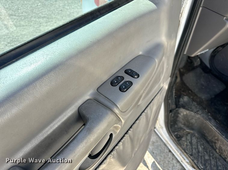 image for item EN5115 2001 Ford E450 Super Duty ambulance