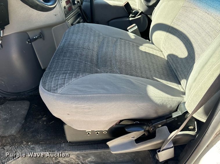 image for item EN5115 2001 Ford E450 Super Duty ambulance