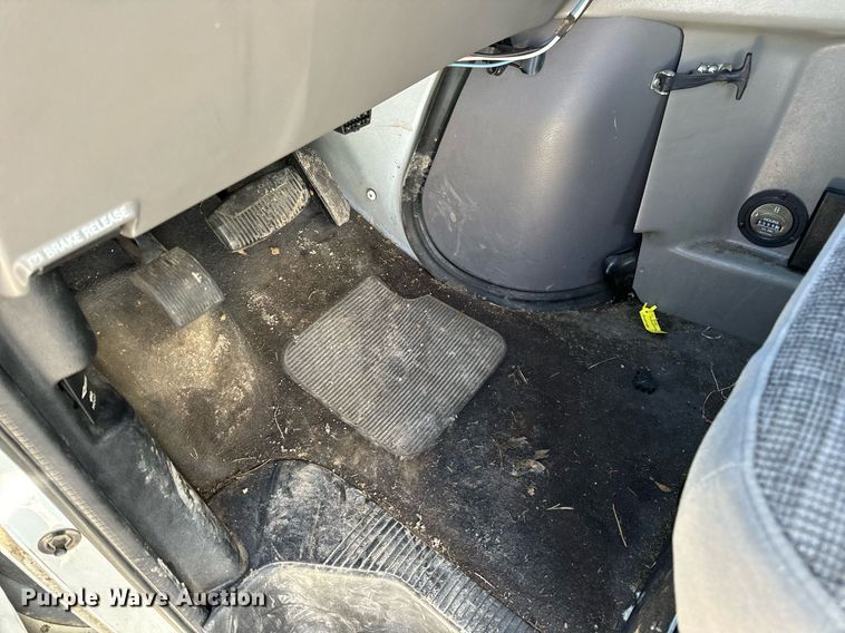 image for item EN5115 2001 Ford E450 Super Duty ambulance