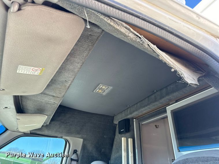 image for item EN5115 2001 Ford E450 Super Duty ambulance
