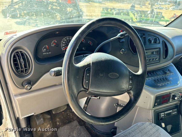 image for item EN5115 2001 Ford E450 Super Duty ambulance