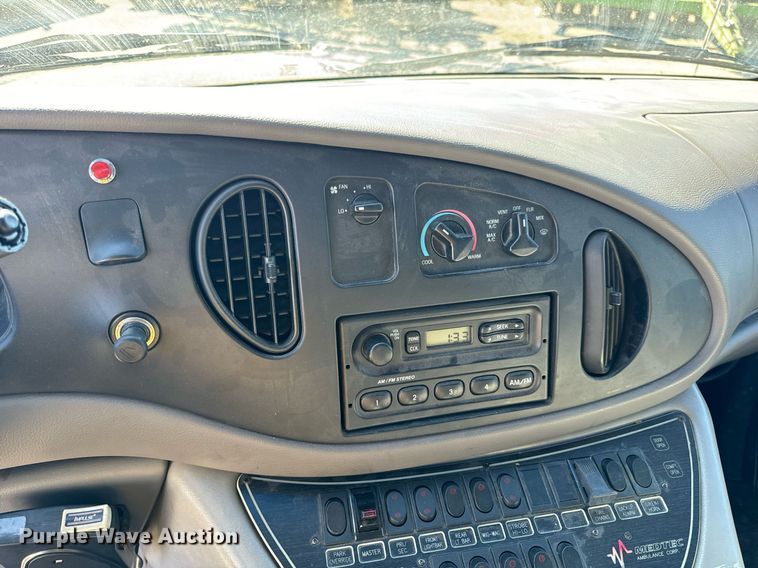 image for item EN5115 2001 Ford E450 Super Duty ambulance