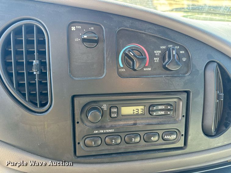 image for item EN5115 2001 Ford E450 Super Duty ambulance