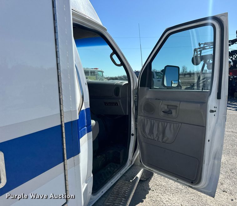 image for item EN5115 2001 Ford E450 Super Duty ambulance