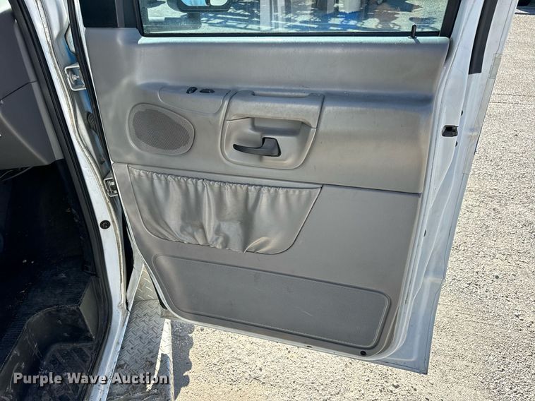 image for item EN5115 2001 Ford E450 Super Duty ambulance