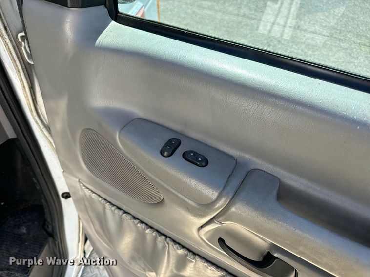 image for item EN5115 2001 Ford E450 Super Duty ambulance