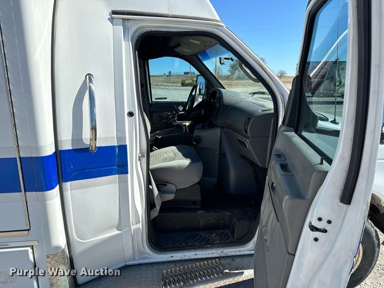 image for item EN5115 2001 Ford E450 Super Duty ambulance