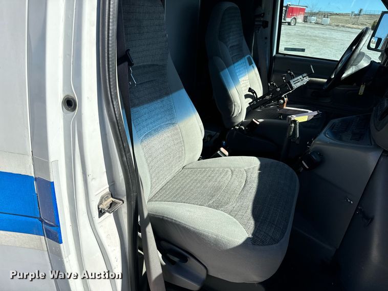 image for item EN5115 2001 Ford E450 Super Duty ambulance