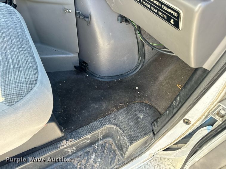 image for item EN5115 2001 Ford E450 Super Duty ambulance