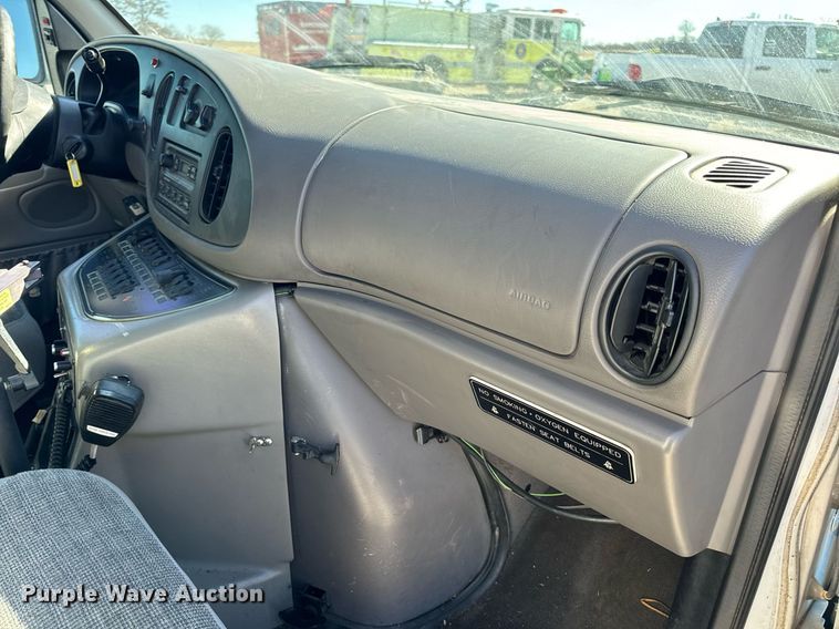image for item EN5115 2001 Ford E450 Super Duty ambulance