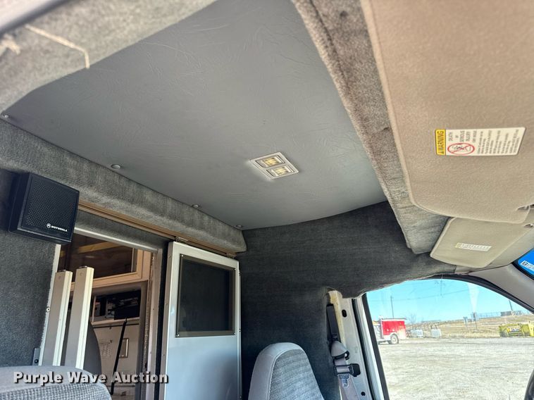 image for item EN5115 2001 Ford E450 Super Duty ambulance