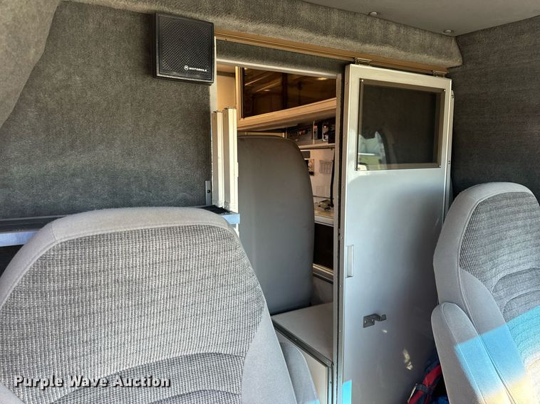 image for item EN5115 2001 Ford E450 Super Duty ambulance