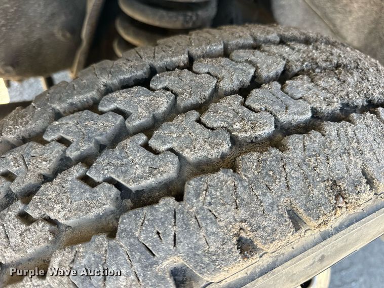 image for item EN5115 2001 Ford E450 Super Duty ambulance