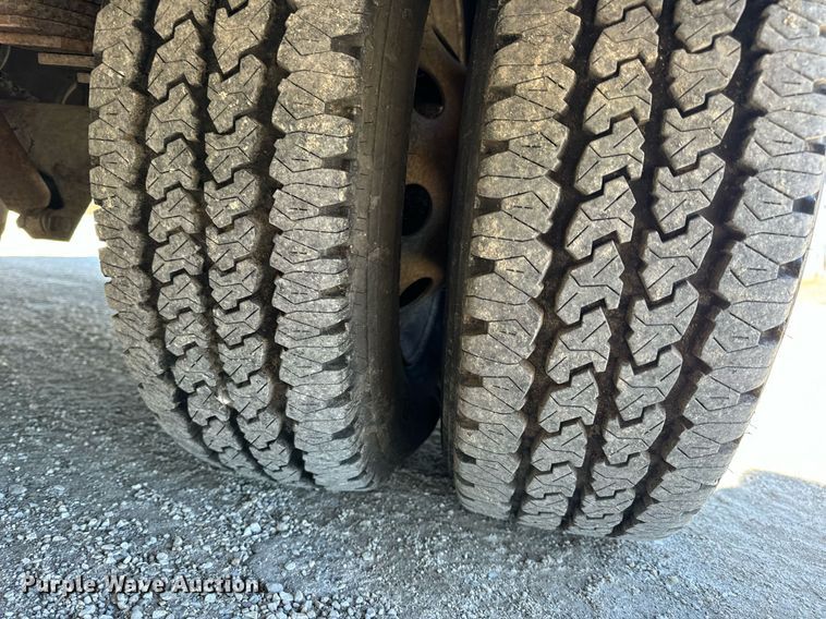 image for item EN5115 2001 Ford E450 Super Duty ambulance