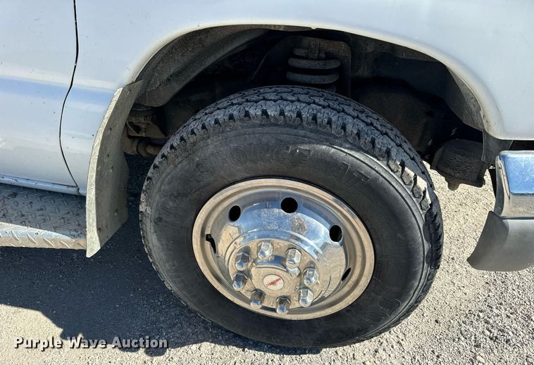 image for item EN5115 2001 Ford E450 Super Duty ambulance