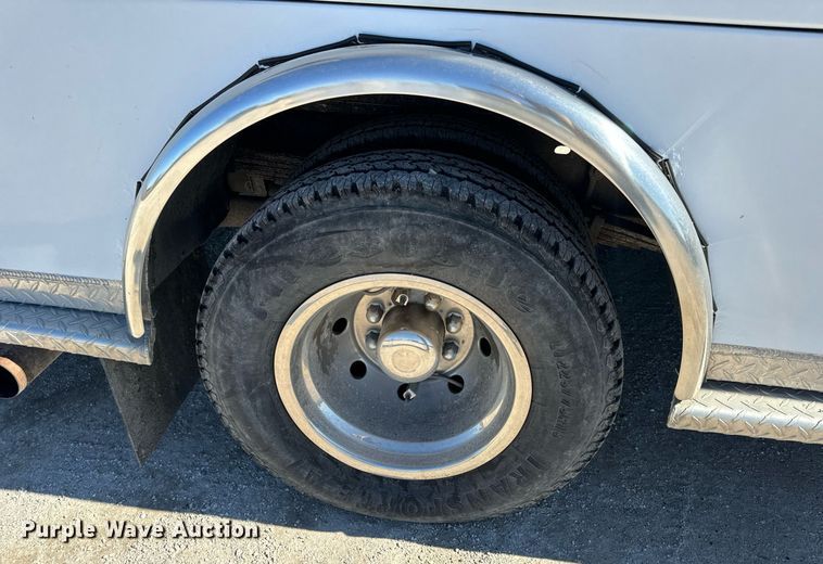 image for item EN5115 2001 Ford E450 Super Duty ambulance