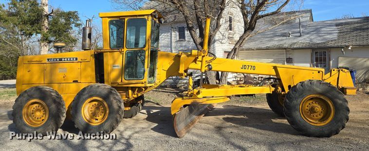 image for item EN8773 John Deere 770 motor grader