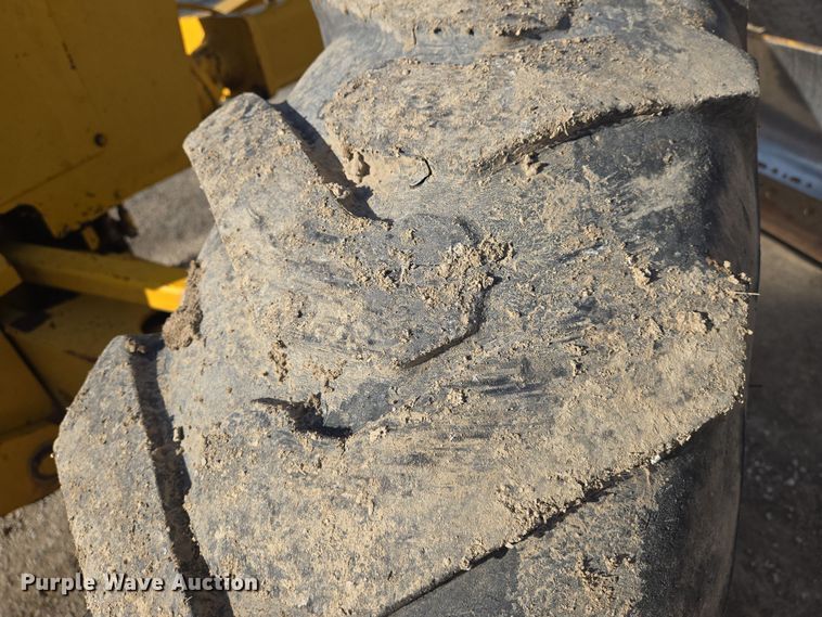 image for item EN8773 John Deere 770 motor grader