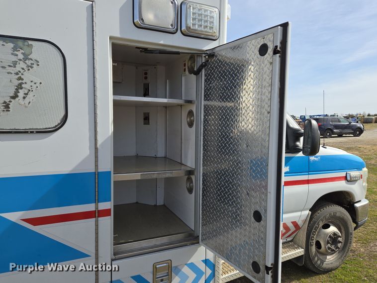 image for item EN8825 2010 Ford E450 ambulance