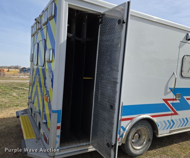 image for item EN8825 2010 Ford E450 ambulance