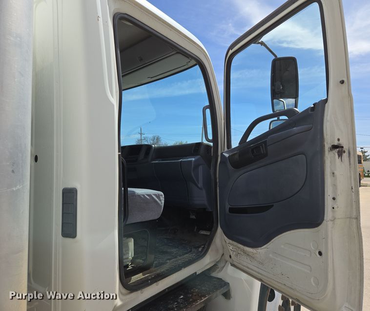 image for item EN8830 2007 Hino 268 box truck