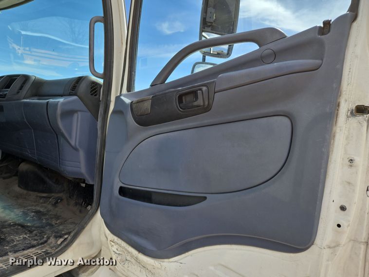 image for item EN8830 2007 Hino 268 box truck